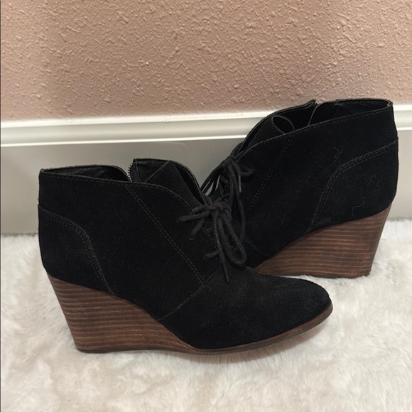 Lucky Brand Black Ankle Booties Sleek Design - Picture 1 of 6
